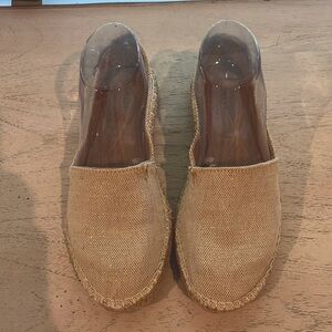 New Old Navy Classic Tan/Gold Canvas Espadrilles. Size 7.